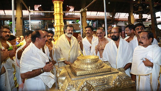 ഗുരുവായൂരപ്പനെ തൊഴുത് കദളിപ്പഴം സമര്പ്പിച്ച് കേന്ദ്രമന്ത്രി സുരേഷ് ഗോപി