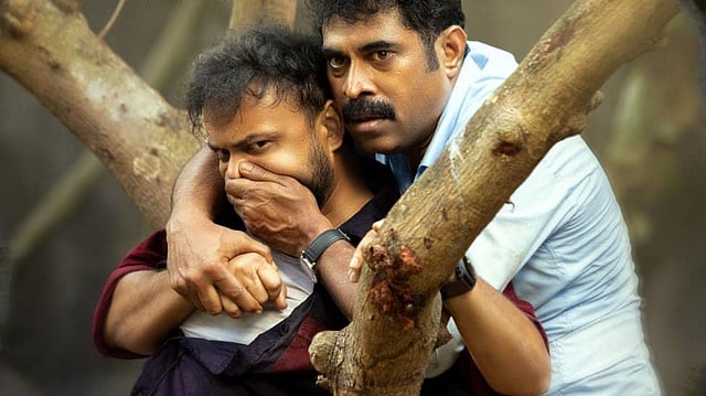 'മിക്കവാറും നീ സ്റ്റാര്ട്ടറും ഞാന് മെയിന് കോഴ്സുമാകും'; ചിരിപ്പിച്ച് കുഞ്ചാക്കോ ബോബനും സുരാജും; ഗര്ര്ര് ട്രെയിലര്