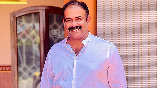 സെൽഫി പോസ്റ്റ് ചെയ്യുമെന്ന് ഭീഷണി; വനിത ഡോക്ടറിൽ നിന്ന് ഏഴ് ലക്ഷം രൂപയും 30 പവനും കവർന്നു; വ്ലോഗർ 'ഫുഡി മേനോൻ' പിടിയിൽ