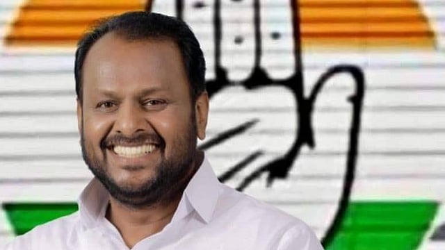 തൃശൂര് കോണ്ഗ്രസിലെ കൂട്ടയടി: ഡിസിസി പ്രസിഡന്റ് ജോസ് വള്ളൂരും എംപി വിന്സെന്റും രാജിവെച്ചു