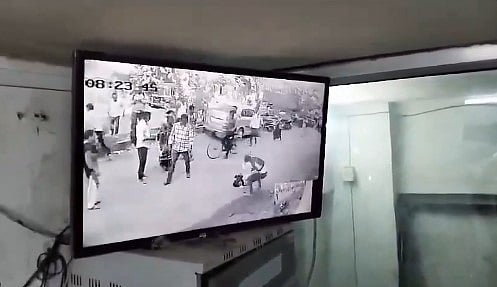 പ്രണയപ്പക; പട്ടാപ്പകല്‍ നടുറോഡില്‍ കാമുകിയെ സ്പാനര്‍ കൊണ്ട് തലയ്ക്കടിച്ചുകൊന്നു; കാഴ്ചക്കാരായി നാട്ടുകാര്‍; യുവാവ് അറസ്റ്റില്‍