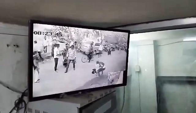 പ്രണയപ്പക; പട്ടാപ്പകല് നടുറോഡില് കാമുകിയെ സ്പാനര് കൊണ്ട് തലയ്ക്കടിച്ചുകൊന്നു; കാഴ്ചക്കാരായി നാട്ടുകാര്; യുവാവ് അറസ്റ്റില്