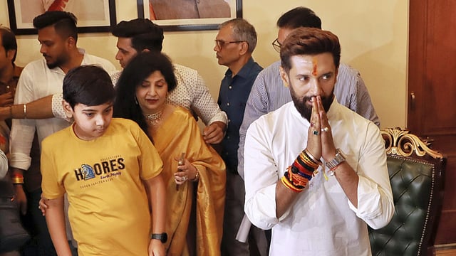 ഭക്ഷ്യ സംസ്കരണ വ്യവസായ മന്ത്രിയായി ചുമതലയേൽക്കാൻ ചിരാഗ് പാസ്വാൻ കുടുംബ സമേതം എത്തിയപ്പോൾ