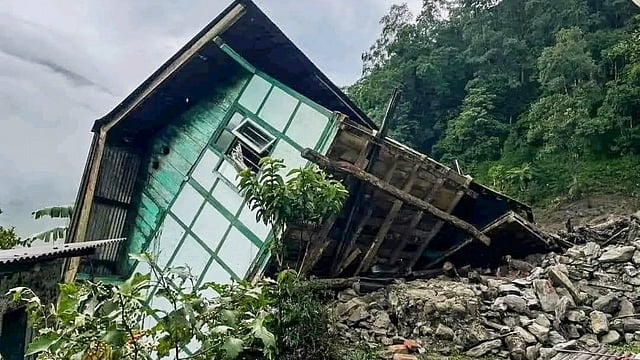 സിക്കിമില് കനത്ത മഴ; മണ്ണിടിച്ചിലിൽ മൂന്ന് മരണം, കാണാതായവർക്കായി തിരച്ചിൽ