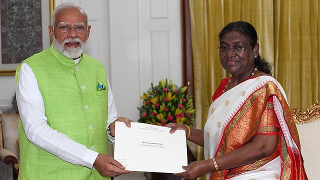 പ്രധാനമന്ത്രി രാഷ്ട്രപതി ഭവനിലെത്തി; രാജിക്കത്ത് കൈമാറി; പുതിയ സര്ക്കാരിന്റെ സത്യപ്രതിജ്ഞ ശനിയാഴ്ച