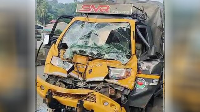 നിർത്തിയിട്ടിരുന്ന ബസിന് പിന്നിലേക്ക് പിക്കപ്പ് വാൻ ഇടിച്ചു കയറി; ആരും അറിഞ്ഞില്ല, ഡ്രൈവർക്ക് ദാരുണാന്ത്യം
