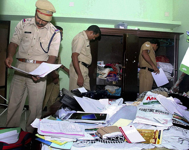 സരിത നായരുടെ വീട്ടില് പൊലീസ് റെയ്ഡ് നടത്തിയപ്പോള്