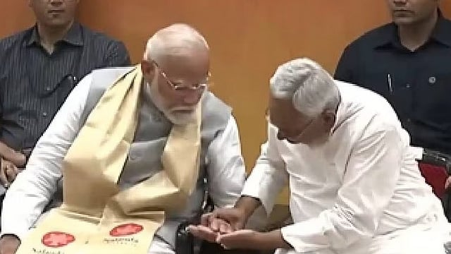 ആ ചൂണ്ടു വിരലൊന്ന് കാണിച്ചേ, വേദിയില്‍ മോദിയുടെ കൈ പരിശോധിച്ച് നിതീഷ് കുമാര്‍-വീഡിയോ വൈറല്‍