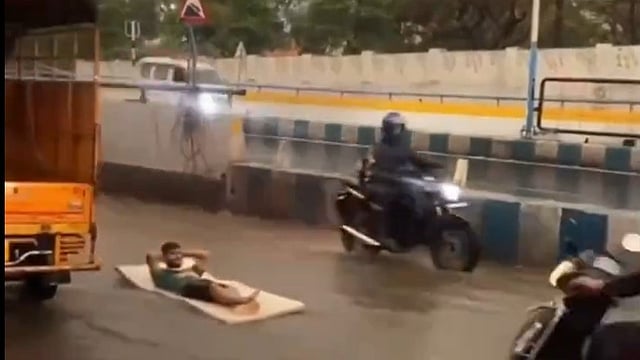 പുനെയിൽ കനത്ത മഴ; റോഡിലെ വെള്ളക്കെട്ടിലൂടെ മെത്തയിൽ യുവാവിന്റെ സാഹസിക യാത്ര, വിഡിയോ
