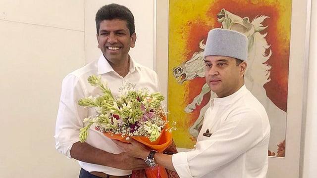ടെലികോം മന്ത്രിയായി ചുമതലയേറ്റ ജ്യോതിരാദിത്യ സിന്ധ്യ സഹ മന്ത്രി ചന്ദ്രശേഖർ പെമ്മസാനിയെ പൂച്ചെണ്ട് നൽകി സ്വീകരിക്കുന്നു