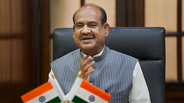 ഉദ്ധവ് താക്കറെയ്ക്ക് തിരിച്ചടി; 6 വിമത എംപിമാരുടെ ലയനം സ്പീക്കർ അംഗീകരിച്ചു; തൃണമൂൽ വിട്ടവർക്ക് പ്രത്യേക ഇരിപ്പിടം