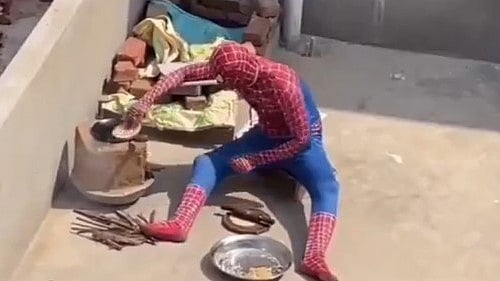 വില്ലന്മാരെ വീഴ്ത്തീന്നു പറഞ്ഞിട്ടു കാര്യമില്ല, വയറു വിശന്നാലോ? കട്ട വെയിലത്ത് ചപ്പാത്തി ചുട്ട് സ്പൈഡർമാൻ, വിഡിയോ