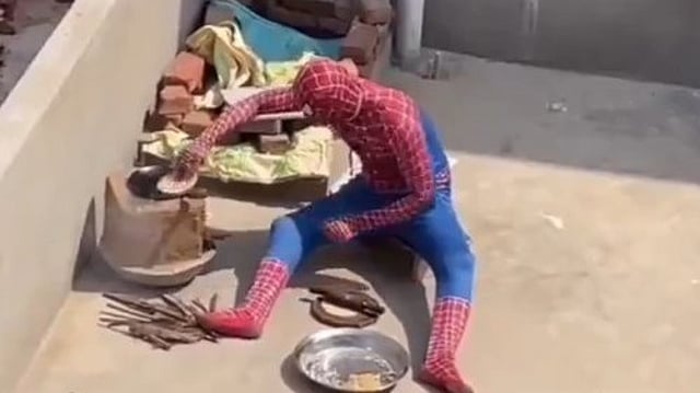 വില്ലന്മാരെ വീഴ്ത്തീന്നു പറഞ്ഞിട്ടു കാര്യമില്ല, വയറു വിശന്നാലോ? കട്ട വെയിലത്ത് ചപ്പാത്തി ചുട്ട് സ്പൈഡർമാൻ, വിഡിയോ