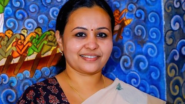 തീവ്രപരിചരണ വിഭാഗത്തിലെ ഷൂട്ടിങ്ങിന് ദിവസം 10,000 രൂപ; വിശദീകരണം തേടി മന്ത്രി; സിനിമ ചിത്രീകരണം നിര്ത്തി