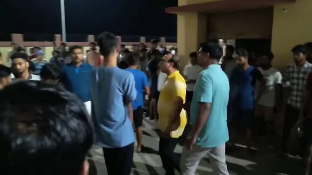 എന്ജിനിയറിങ് വിദ്യാര്ഥികളുടെ ഭക്ഷണത്തില് ചത്ത പാമ്പ്; പത്തുപേര് ആശുപത്രിയില്; ഹോസ്റ്റലില് പ്രതിഷേധം