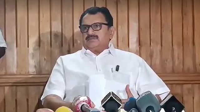 ഖദര് പഴയ ഖദറല്ല; ഇഷ്ടമുള്ള വസ്ത്രം ധരിക്കാം, വിവാദം അനാവശ്യമെന്ന് കെ മുരളീധരന്