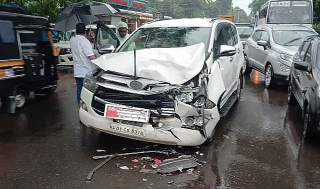 വി ഡി സതീശന്റെ ഔദ്യോഗിക കാര് അപകടത്തില്പ്പെട്ടു