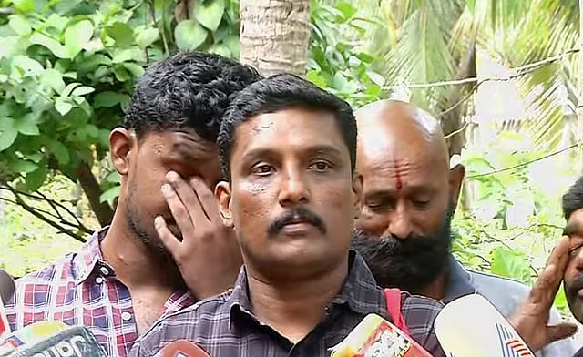 ഒരു രൂപ കോഴ വാങ്ങിയെങ്കില് ബോധ്യപ്പെടുത്തണം; ഒന്നും മറച്ചുവെക്കാനില്ല, എല്ലാ കാര്യങ്ങളും തുറന്നു പറയും; അമ്മയ്ക്കൊപ്പം പരാതിക്കാരന്റെ വീടിന് മുന്നില് സമരവുമായി പ്രമോദ് കോട്ടൂളി