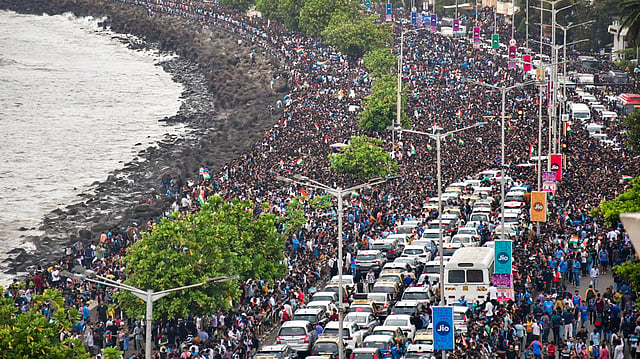 താരങ്ങളെ കാണാൻ മുംബൈ മറൈൻ ഡ്രൈവിൽ തടിച്ചുകൂടി നിൽക്കുന്ന ആരാധകർ