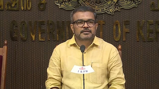 ഒരേ സേവനത്തിന് വ്യത്യസ്ത സര്വീസ് ചാര്ജ്; അക്ഷയ കേന്ദ്രങ്ങളില് കെ സ്മാര്ട്ടിന്റെ സര്വീസ് ചാര്ജുകള് നിശ്ചയിച്ചു നല്കിയതായി മന്ത്രി
