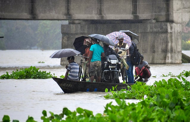 വെള്ളപ്പൊക്ക ബാധിത പ്രദേശത്ത് നിന്ന് വള്ളങ്ങളില് സുരക്ഷിത സ്ഥാനത്തേക്ക് പോകുന്നവര്. 72 ദുരിതാശ്വാസ ക്യാമ്പുകളിൽ 8,142 പേരാണ് ഇതുവരെ അഭയം പ്രാപിച്ചിരിക്കുന്നത്.