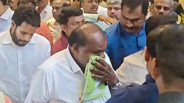 മാധ്യമങ്ങളെ കാണുന്നതിനിടെ മൂക്കില് നിന്ന് രക്തസ്രാവം; കുമാരസ്വാമി ആശുപത്രിയില്