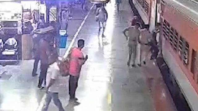 പാലക്കാട് റെയില്‍വേ സ്റ്റേഷനില്‍ ഓടുന്ന ട്രെയിനില്‍ ചാടിക്കയറുന്നതിനിടെ കാല്‍തെറ്റി, അത്ഭുത രക്ഷപ്പെടല്‍; പൊലീസ് ഉദ്യോഗസ്ഥര്‍ക്ക് അഭിനന്ദനം- വീഡിയോ 