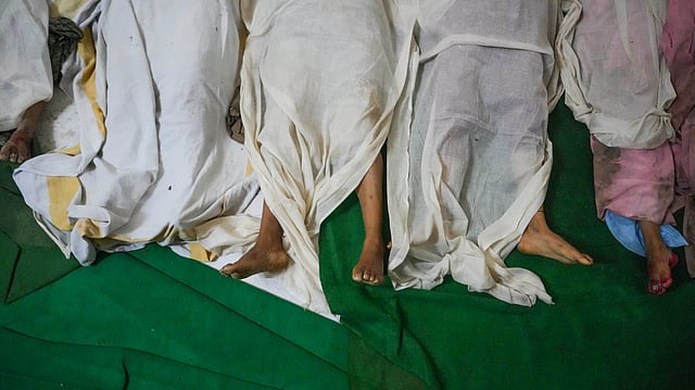 അനുമതി 80,000 പേര്‍ക്ക്, പങ്കെടുത്തത് രണ്ടരലക്ഷം ആളുകള്‍; ബാബ ചവിട്ടിയ മണ്ണ് ശേഖരിക്കാന്‍ തിക്കും തിരക്കും; ഹഥ്‌റസ് ദുരന്തഭൂമിയായത് ഇങ്ങനെ
