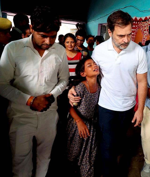 ഫഥ്റസില് മരിച്ചവരുടെ കുടുംബാംഗങ്ങളെ ആശ്വസിപ്പിക്കുന്ന രാഹുല്