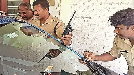 കളിക്കുന്നതിനിടെ കാർ ലോക്കായി, മണിക്കൂറുകളോളം മുൾമുനയിൽ; രണ്ടര വയസ്സുകാരനെ രക്ഷപ്പെടുത്തി, ദൃശ്യങ്ങൾ വൈറൽ