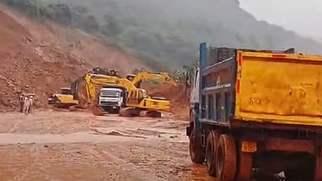 അർജുനെ കണ്ടെത്താൻ തീവ്ര ശ്രമം; ജിപിഎസ് സിഗ്നൽ കിട്ടിയ സ്ഥലത്ത് പരിശോധന; മഴയും മണ്ണിടിച്ചിലും വെല്ലുവിളി