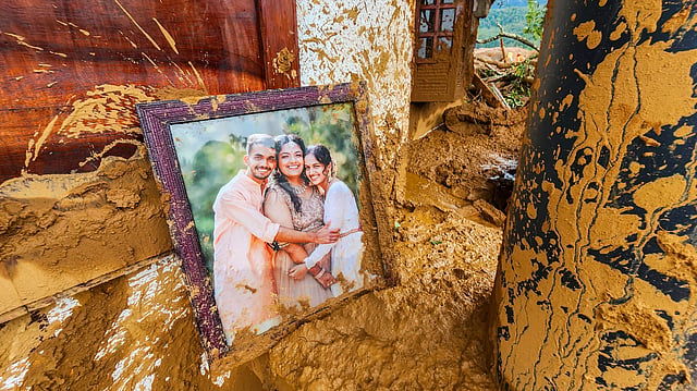 ചെളിയില് പുതഞ്ഞ് കസേരയില് ഇരിക്കുന്ന നിലയില് മൃതദേഹങ്ങള്; രക്ഷാപ്രവര്ത്തകരെ കാത്തിരുന്നത് നടുക്കുന്ന കാഴ്ചകള്