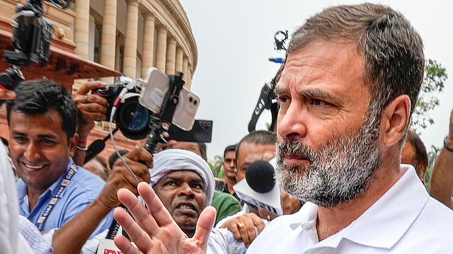 ഇത് കസേര സംരക്ഷിക്കാനുള്ള ബജറ്റ്; കോണ്‍ഗ്രസ് പ്രകടന പത്രികയുടെ കോപ്പി: രാഹുല്‍ ഗാന്ധി