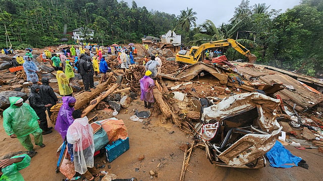 അഞ്ചും ആറും പേര് കെട്ടിപ്പിടിച്ച നിലയില്; കരളലിയിക്കുന്ന കാഴ്ചകള്; മുണ്ടക്കൈയില് അവശേഷിക്കുന്നത് 30 വീടുകള് മാത്രം; മരണം 166