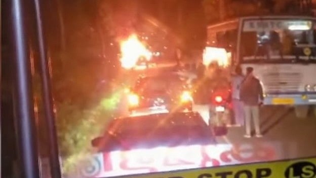 കുമളിയിൽ കാര്‍ കത്തി മരിച്ചയാളെ തിരിച്ചറിഞ്ഞു; ആത്മഹത്യയ്ക്ക് ശ്രമിച്ചതാണെന്ന് സംശയം