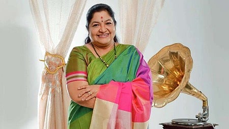 'വെപ്പ് മുടി അഴിഞ്ഞു വീഴുമെന്ന് പേടിച്ച് കൈ മാറ്റാന് പറഞ്ഞു; ഒന്നും അറിയാത്തവര് വരെ അന്ന് ചീത്ത വിളിച്ചു': കെഎസ് ചിത്ര