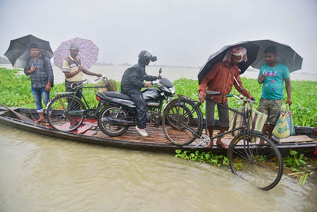 19 ജില്ലകളിലായി ആറ് ലക്ഷത്തോളം പേരെയാണ് അസമിലെ വെള്ളപ്പൊക്കം ബാധിച്ചിരിക്കുന്നത്.