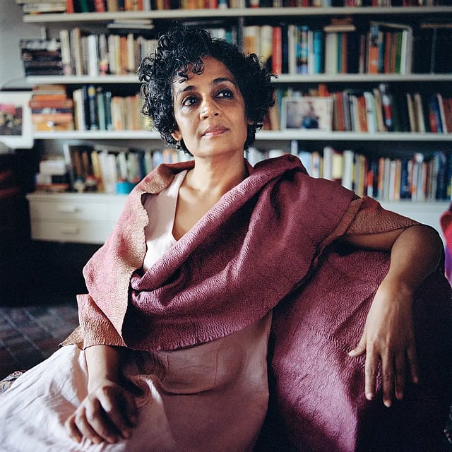 അരുന്ധതി റോയ്