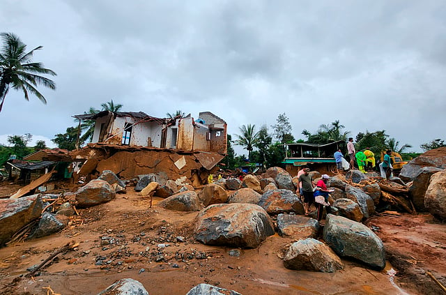 ഉരുള് പൊട്ടലില് തകര്ന്ന വീട്