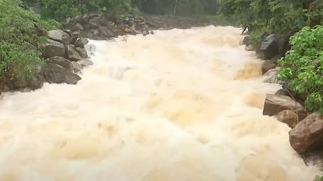 വയനാടും കോഴിക്കോടും മലവെള്ളപ്പാച്ചിൽ; സാഹസിക വിനോദ സഞ്ചാരത്തിന് നിരോധനം