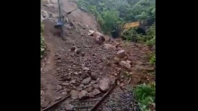 കൊങ്കൺ പാതയിൽ മണ്ണിടിച്ചിൽ: ട്രെയിൻ ഗതാഗതം തടസപ്പെട്ടു; അഞ്ച് ട്രെയിനുകൾ വഴിതിരിച്ച് വിട്ടു