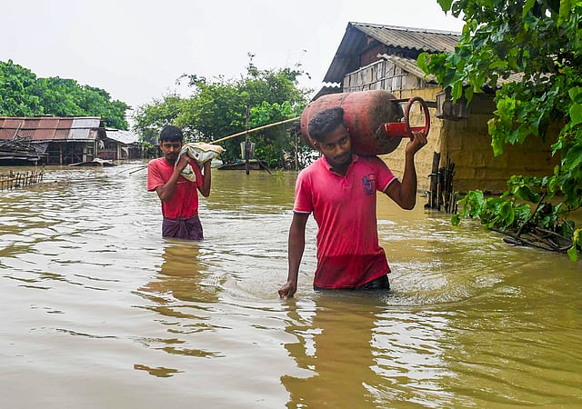വെള്ളപ്പൊക്ക ബാധിത മേഖലയില് നിന്നും ദുരിതാശ്വാസ ക്യാമ്പുകളിലേക്ക് പോകുന്ന കാഴ്ച. ലഖിംപൂർ ആണ് ഏറ്റവും കൂടുതൽ നാശനഷ്ടം സംഭവിച്ച ജില്ല