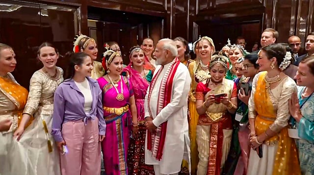 മോദി റഷ്യയിലെ ഇന്ത്യൻ സമൂഹത്തിനൊപ്പം