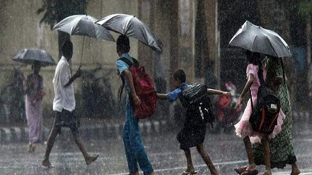 വടക്കന് കേരളത്തില് മഴ ശക്തം; 5 ജില്ലകളില് യെല്ലോ അലര്ട്ട്, മൂന്നിടത്ത് വിദ്യാഭ്യാസ സ്ഥാപനങ്ങള്ക്ക് അവധി