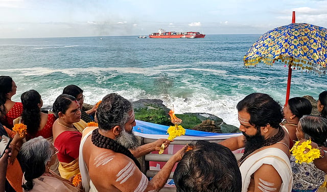ആഴിമല ശിവക്ഷേത്ര പൂജാരിയുടെ നേതൃത്വത്തിൽ നടന്ന പൂജ
