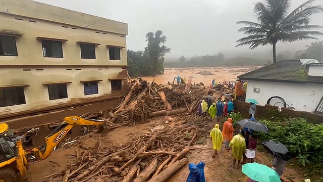 ''എന്റെ രണ്ടു മക്കള്, എവിടെപ്പോയാണ് ഞാന് അവരെ തിരയുക?''; ഹൃദയഭേദകം ദുരന്തഭൂമി