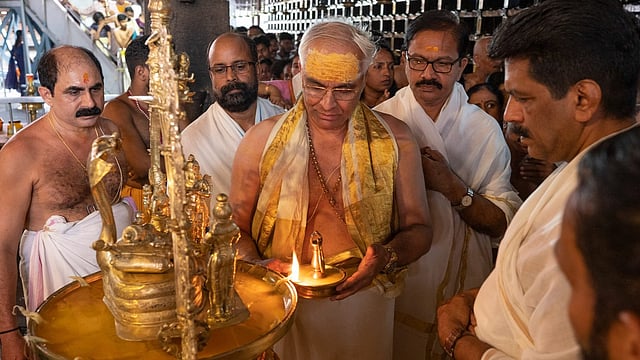 ഗുരുവായൂരപ്പന് 25 ലക്ഷത്തിന്റെ വിളക്കുകളും സ്വര്ണമാലയും; പ്രവാസി മലയാളിയുടെ വഴിപാട്
