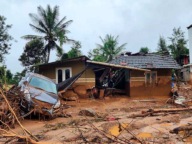 'രാത്രി ഒരു മണിവരെ നോക്കാം; എത്രവിളിച്ചിട്ടും അവര് ഒപ്പം വന്നില്ല; പുലരുംവരെ കുന്നിന് മുകളില്'; ദുരന്തരാത്രി ഓര്ത്തെടുത്ത് രക്ഷപ്പെട്ടവര്