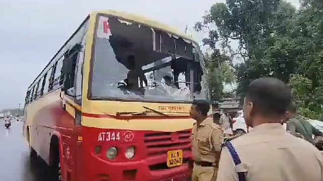 ബൈക്കിലെത്തി കെഎസ്ആർടിസി ബസ്സിന് നേരെ കല്ലേറ്; ഡ്രൈവർക്ക് പരിക്ക്