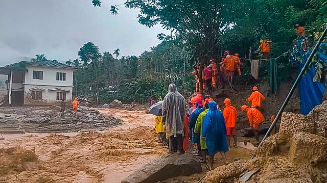 പെരുവെള്ളപ്പാച്ചിലില് ചൂരല്മല അങ്ങാടി അപ്പാടെ ഒലിച്ചുപോയി, രാത്രി ദുരന്തത്തിന്റെ ഞെട്ടലില് വയനാട്; മരണം 41 ആയി